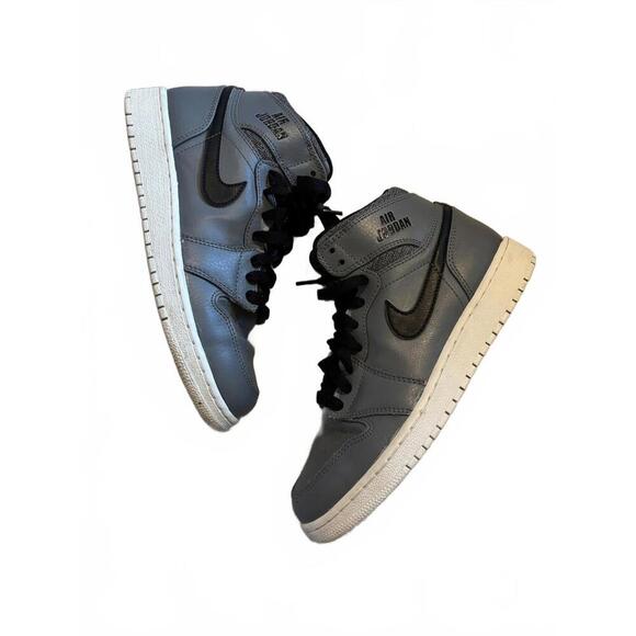 FLASH SALE! 
Nike Air Jordan 1 Retro High OG Sneaker Rare Y5=W7 - Picture 1 of 8